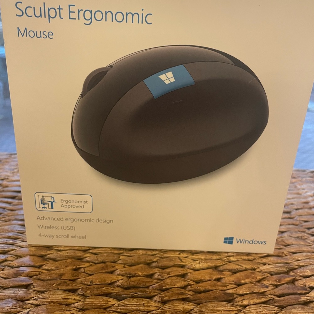Microsoft Sculpt Ergonomic Wireless Mouse in Black- 2